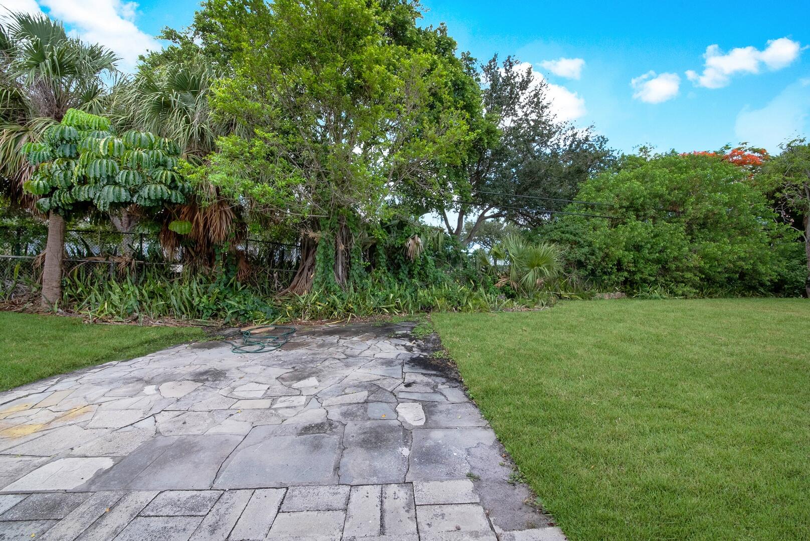 2219 W Pineridge Court