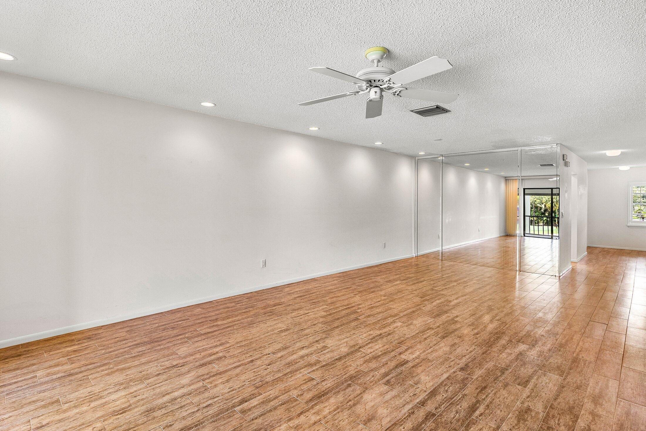 8315 Casa Del Lago 4d