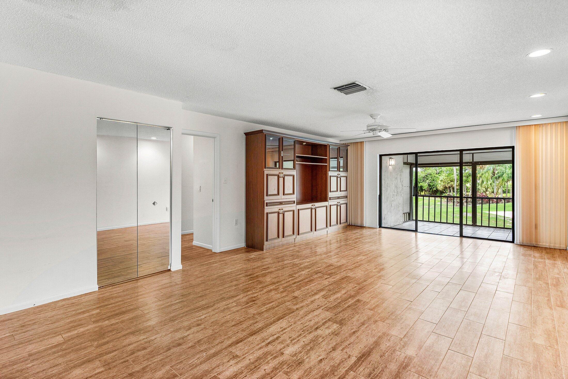 8315 Casa Del Lago 4d