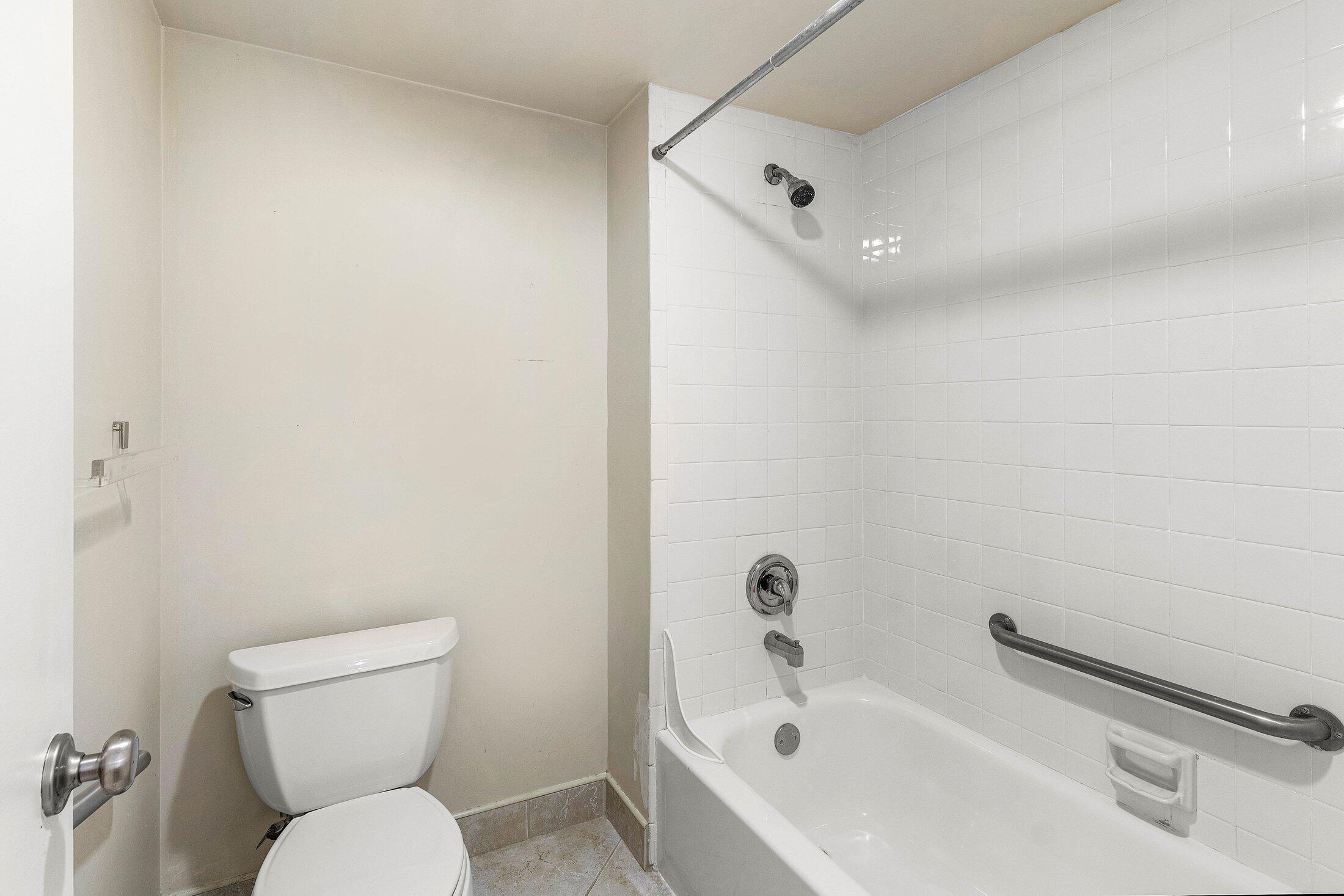 8315 Casa Del Lago 4d