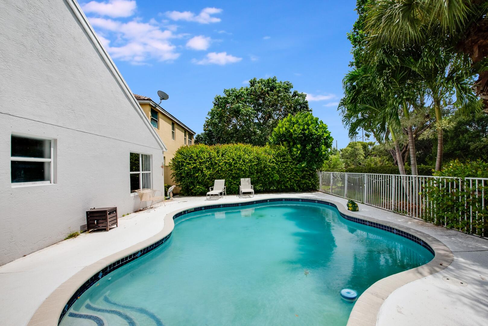 212 Kensington Way