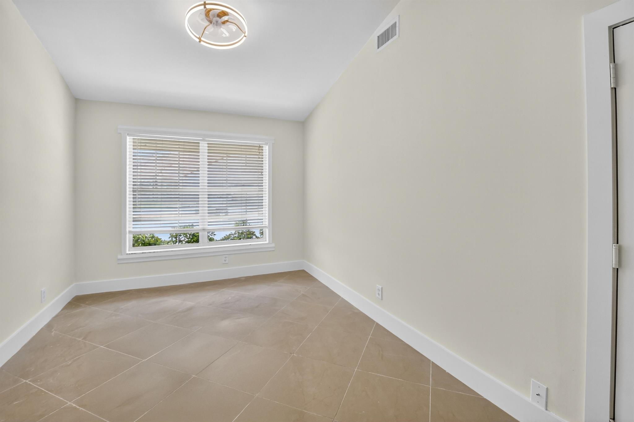 11086 Lakeaire Circle