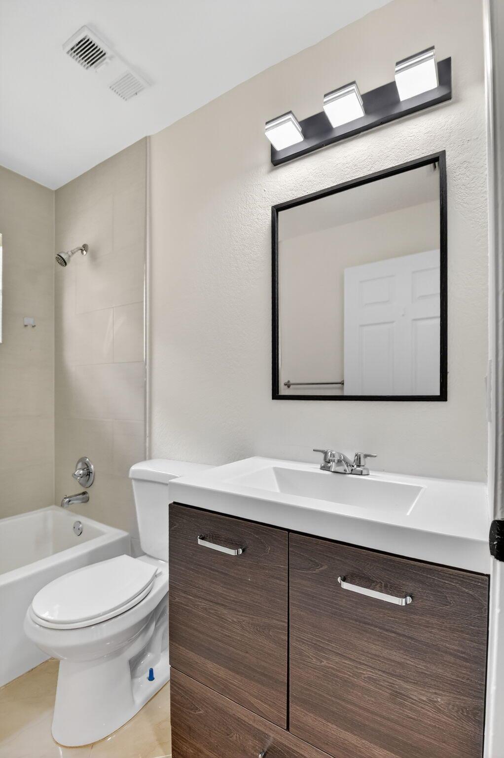 11086 Lakeaire Circle