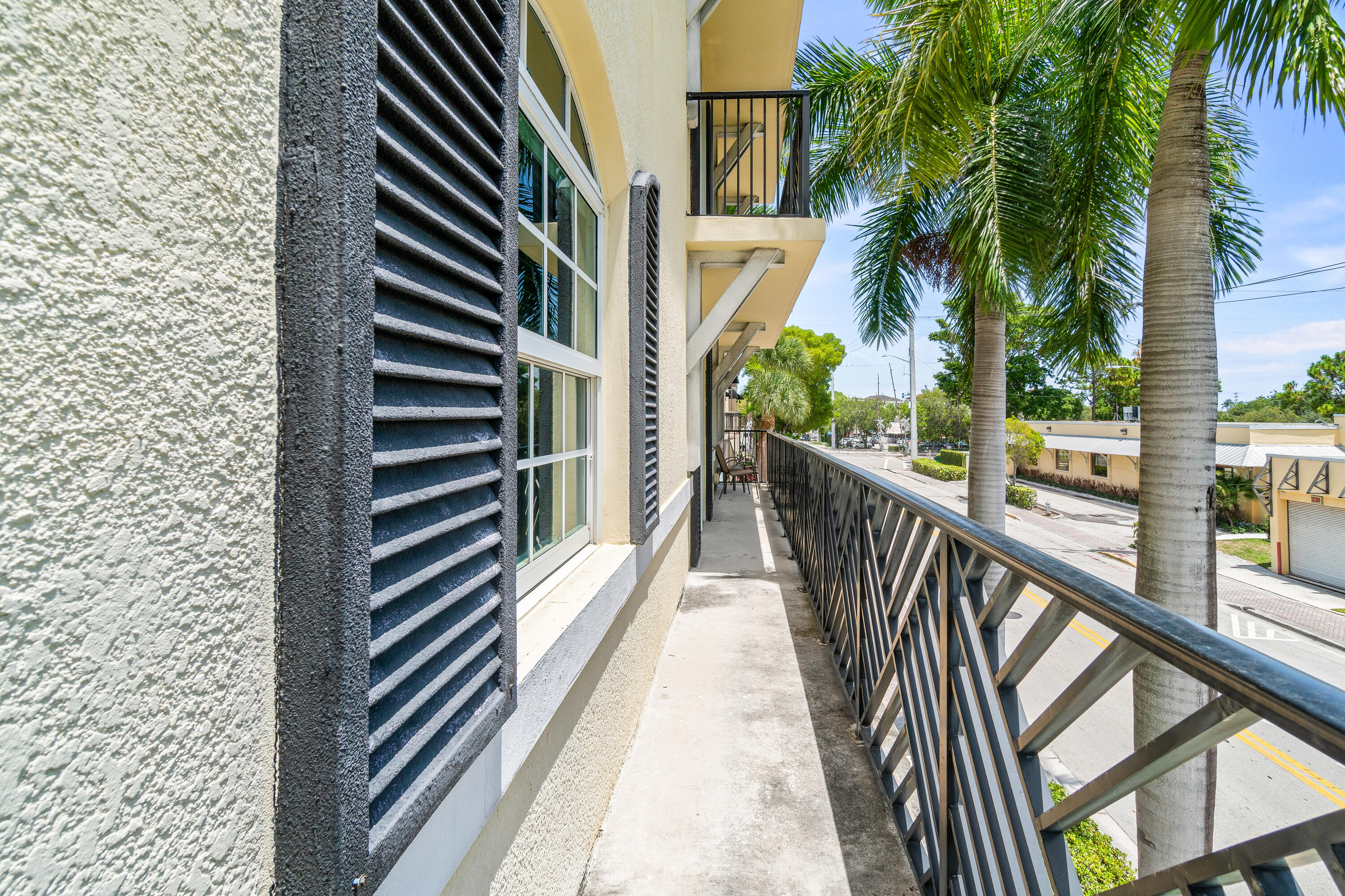 225 NE 1st Street 207