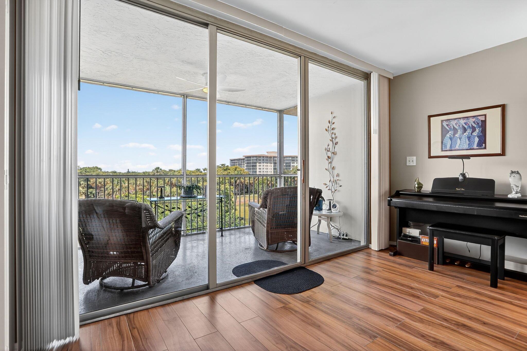 3960 Oaks Clubhouse Drive 504