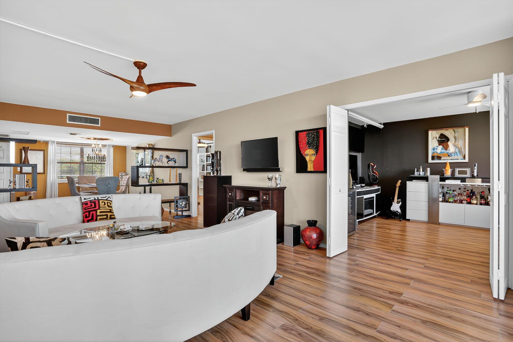 3960 Oaks Clubhouse Drive 504