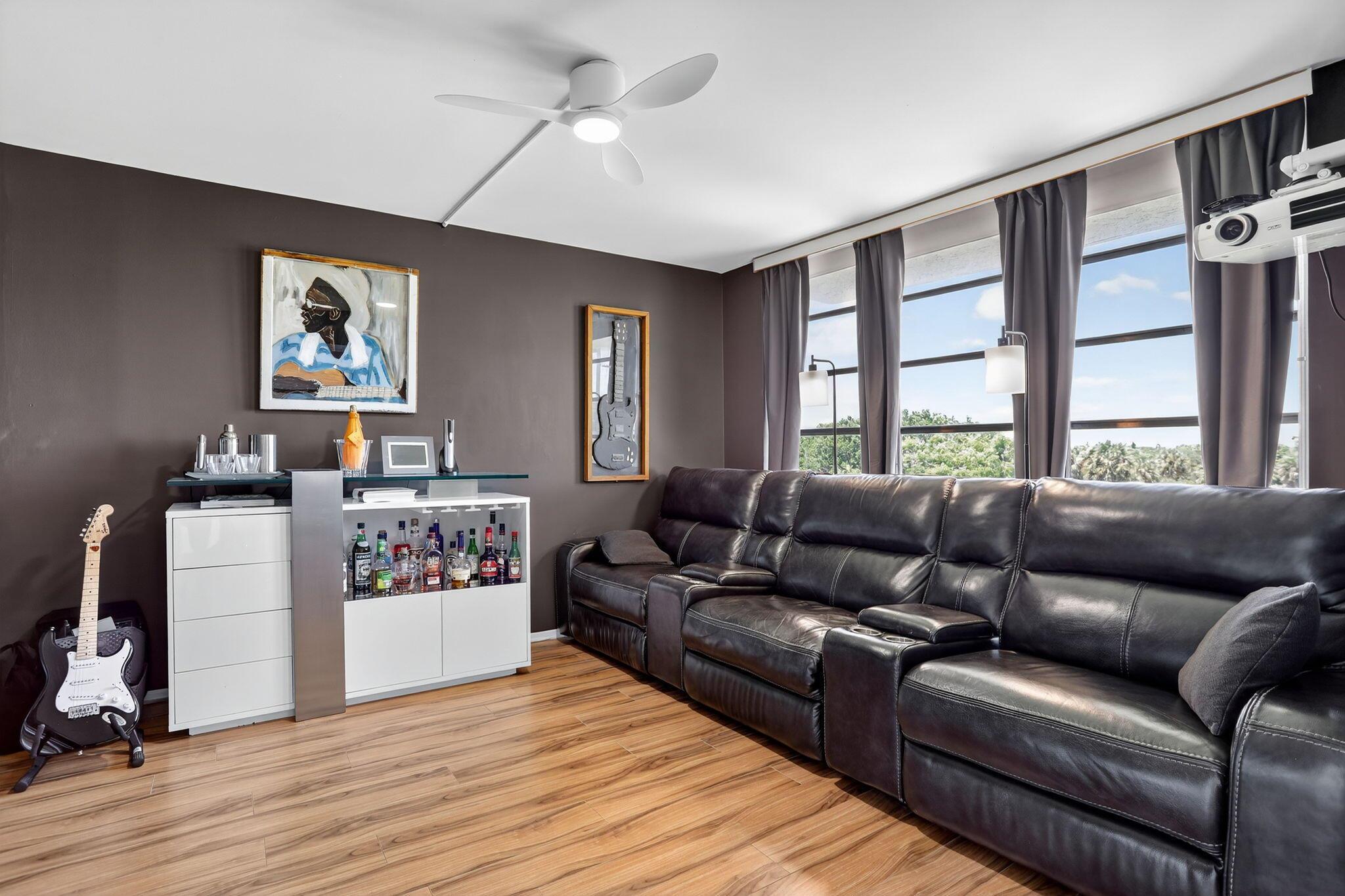 3960 Oaks Clubhouse Drive 504