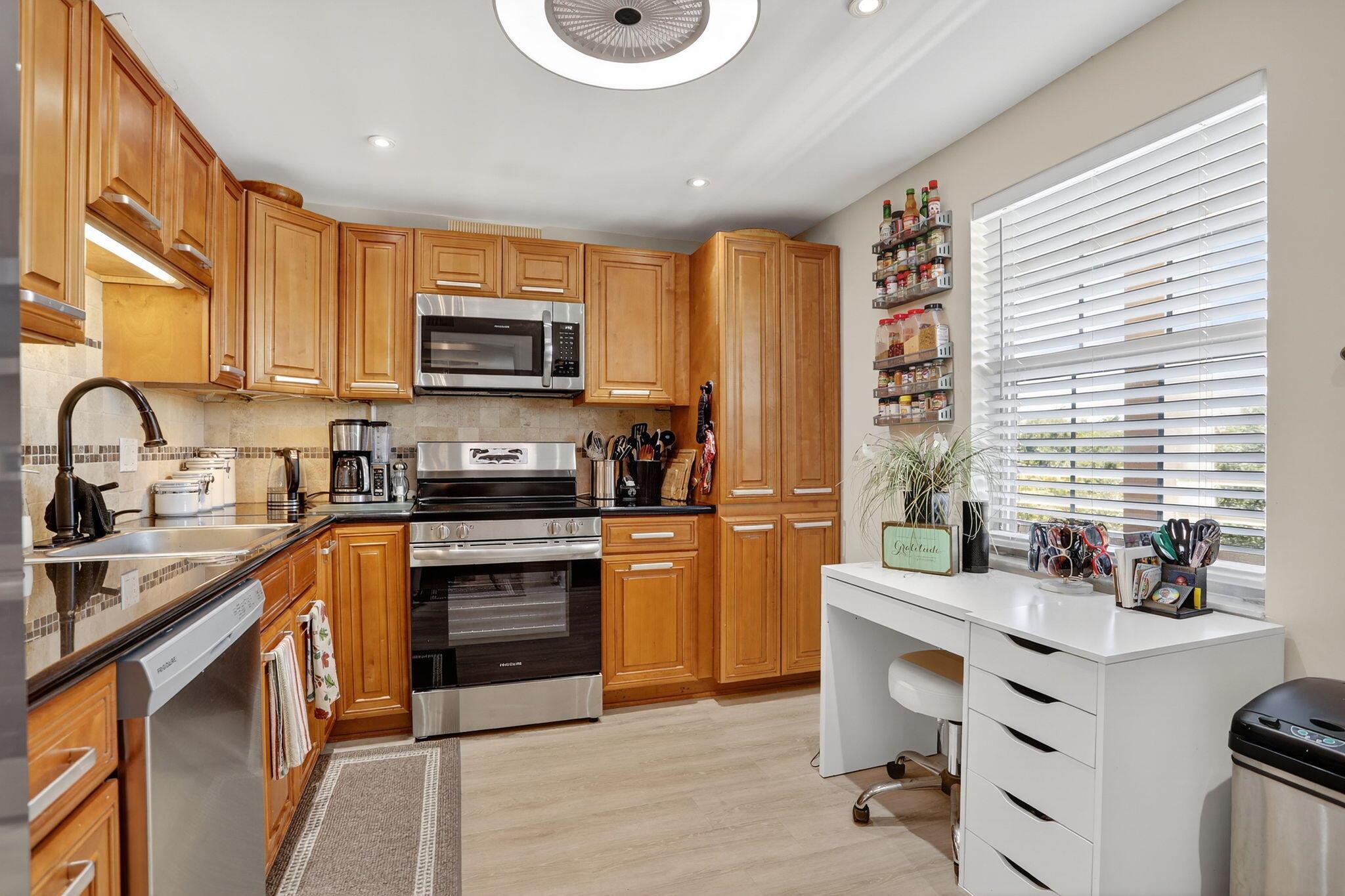 3960 Oaks Clubhouse Drive 504