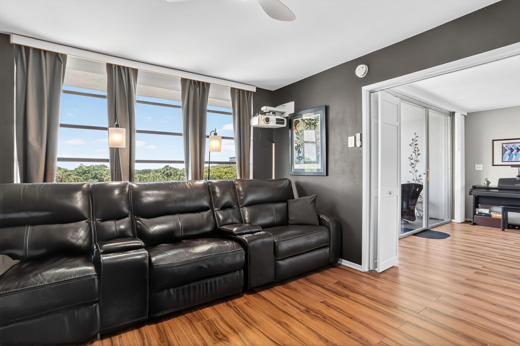 3960 Oaks Clubhouse Drive 504