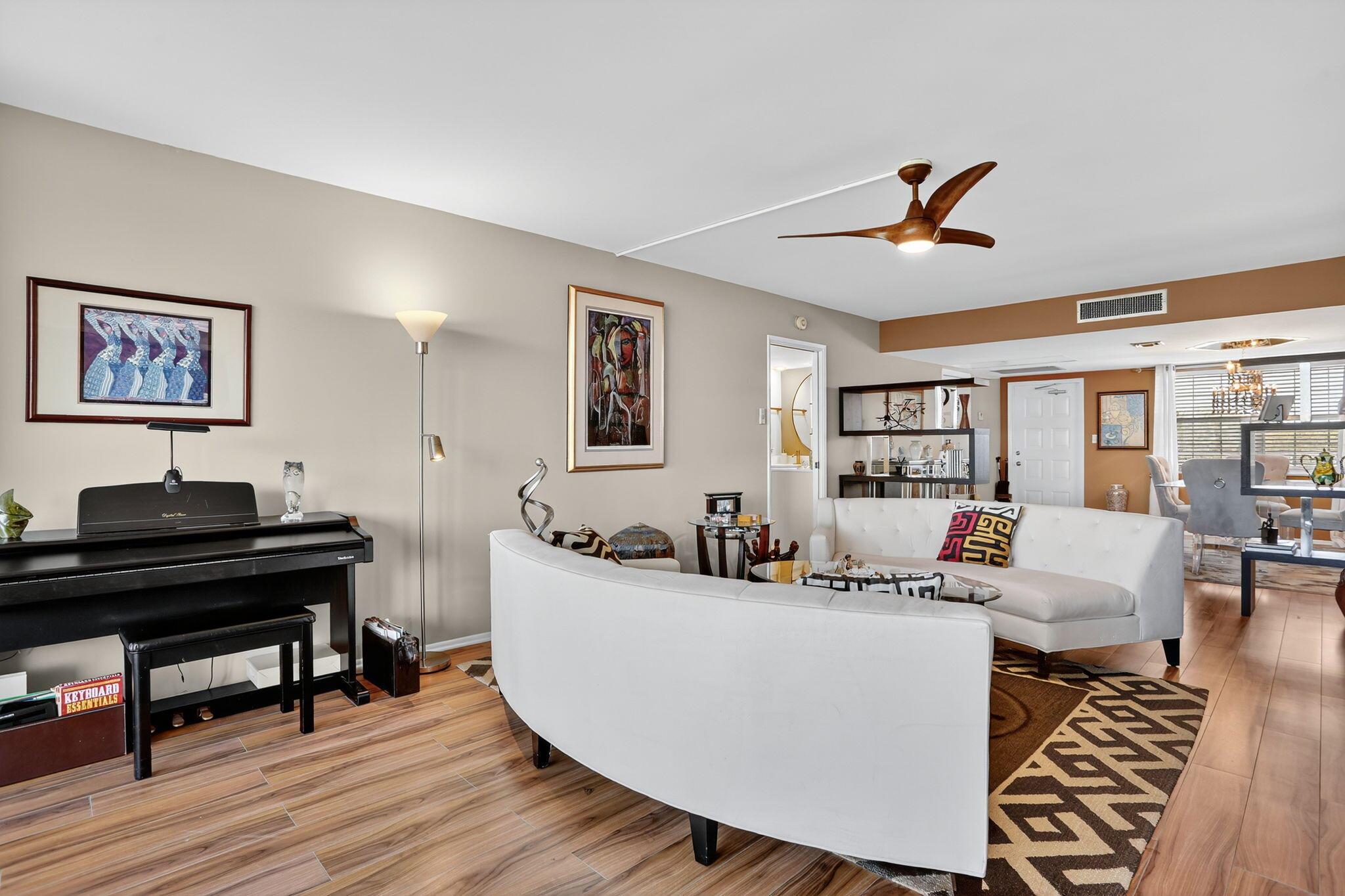 3960 Oaks Clubhouse Drive 504