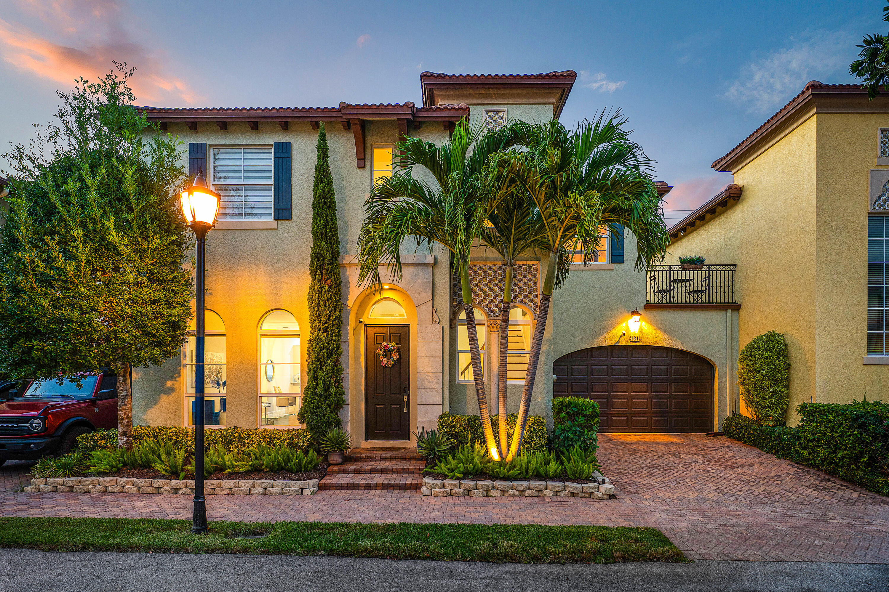 121 Via Poinciana Lane