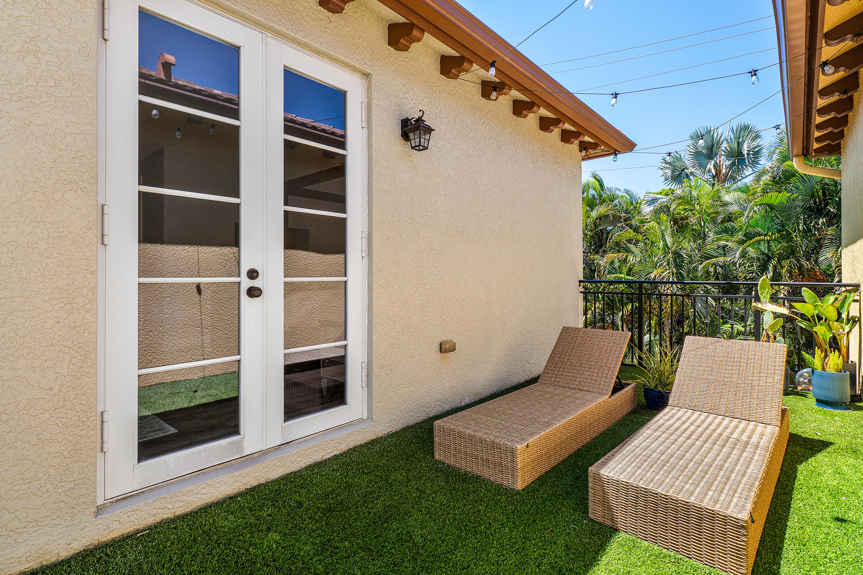 121 Via Poinciana Lane