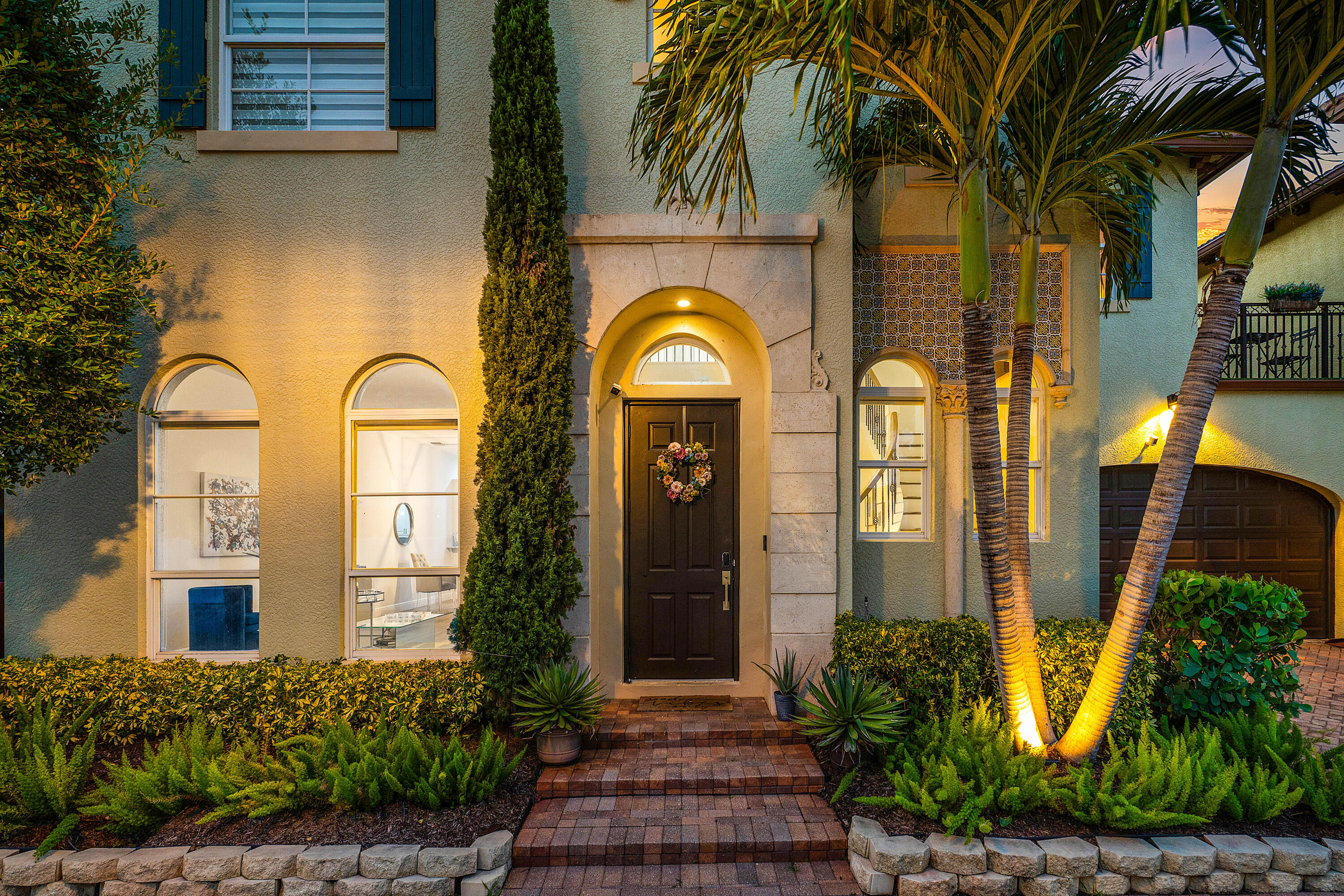 121 Via Poinciana Lane