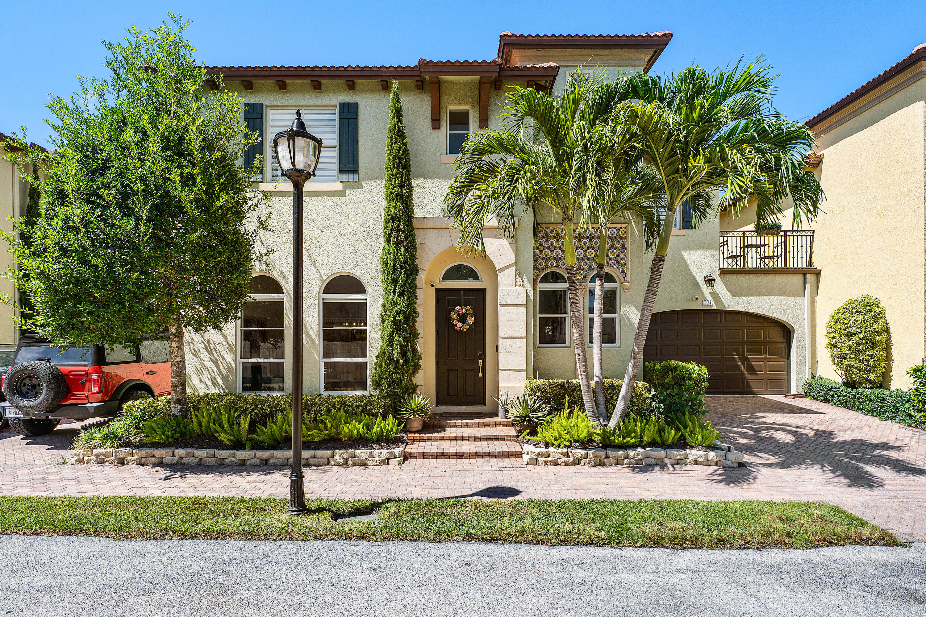 121 Via Poinciana Lane
