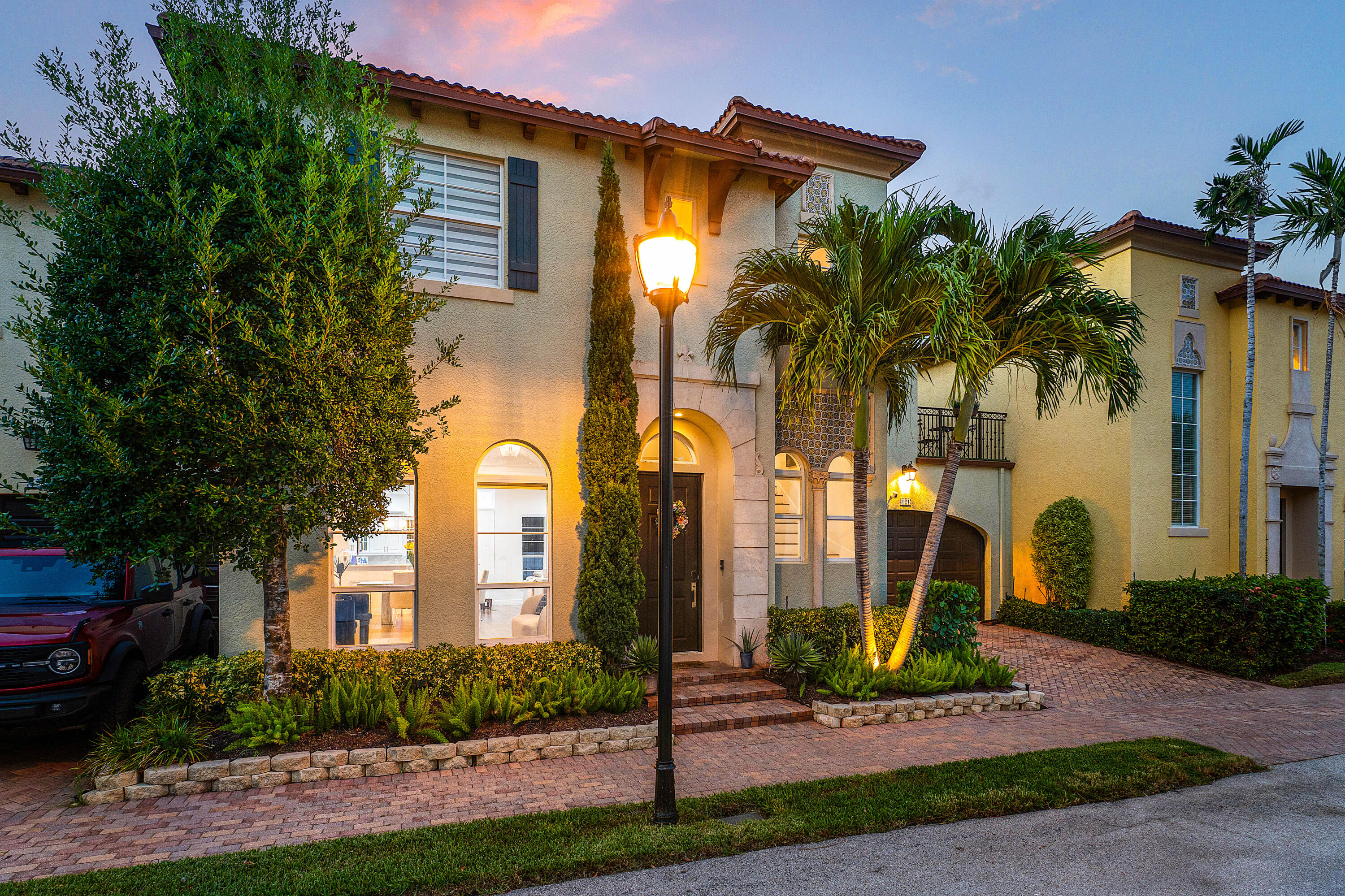 121 Via Poinciana Lane