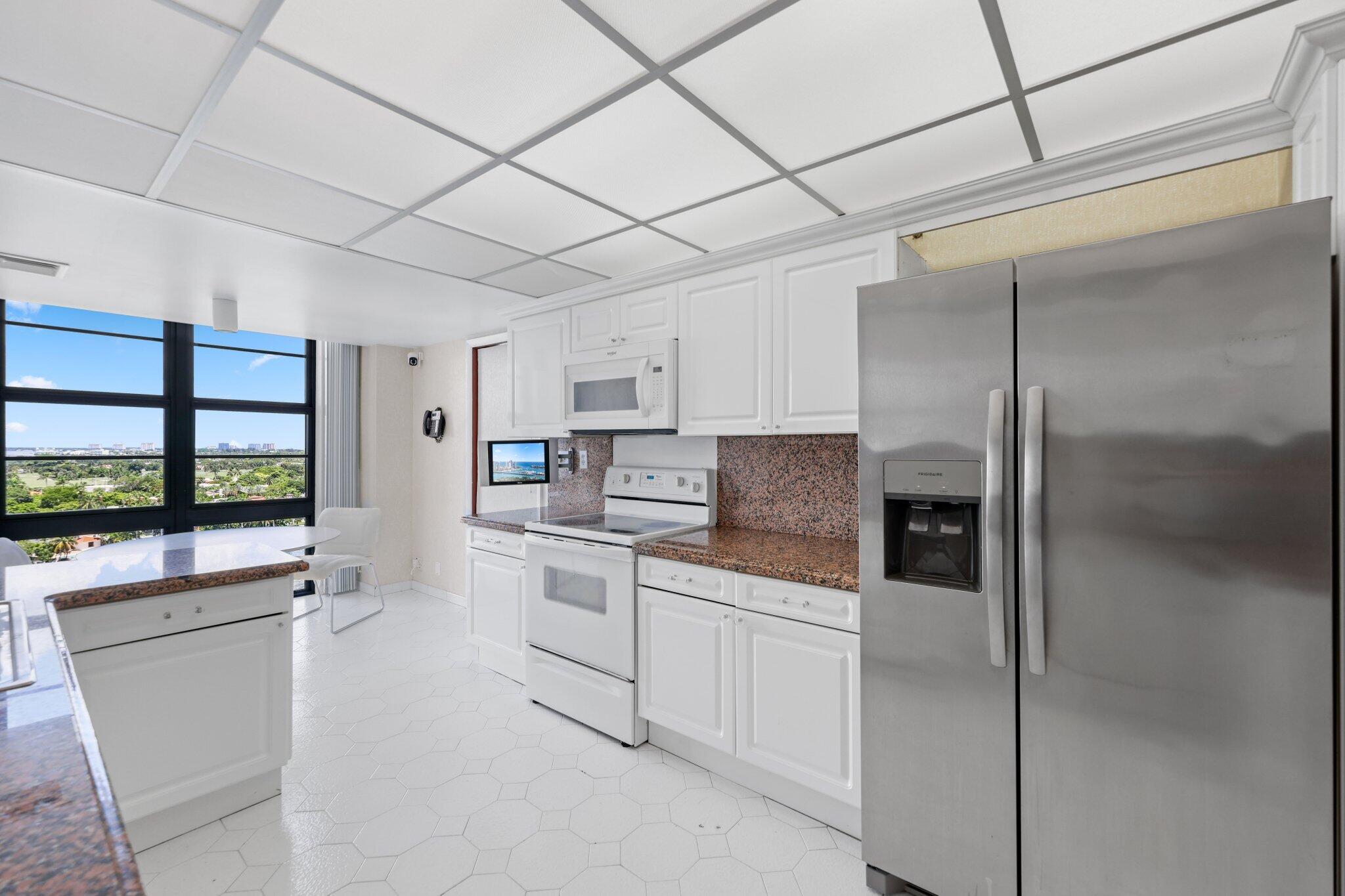 5500 Collins Avenue 1401