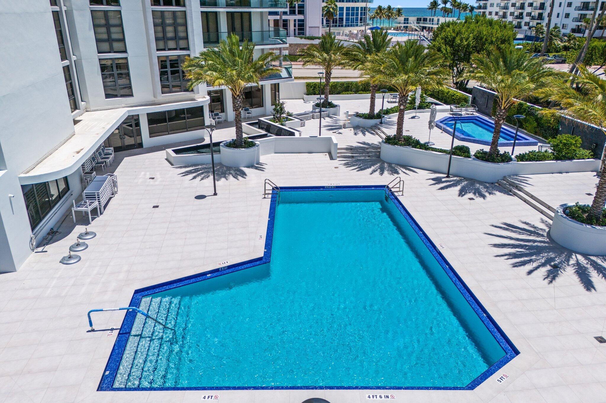 5500 Collins Avenue 1401