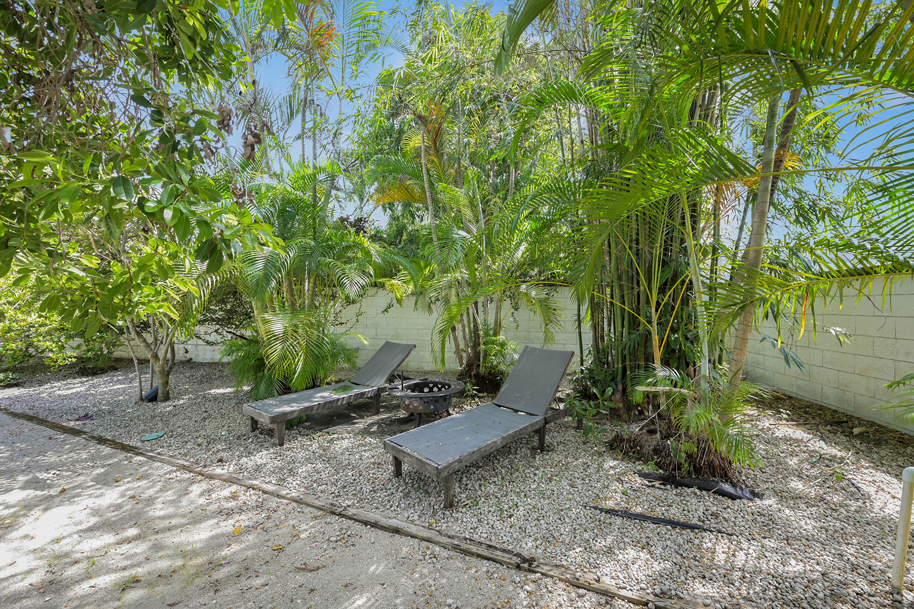 1117 S Palmway