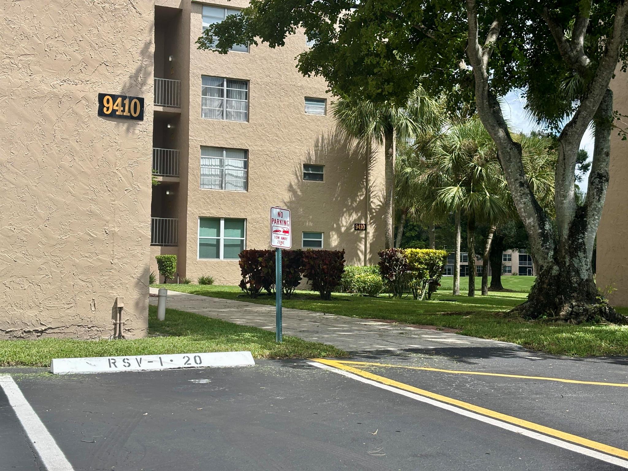 9410 Tangerine Pl 403