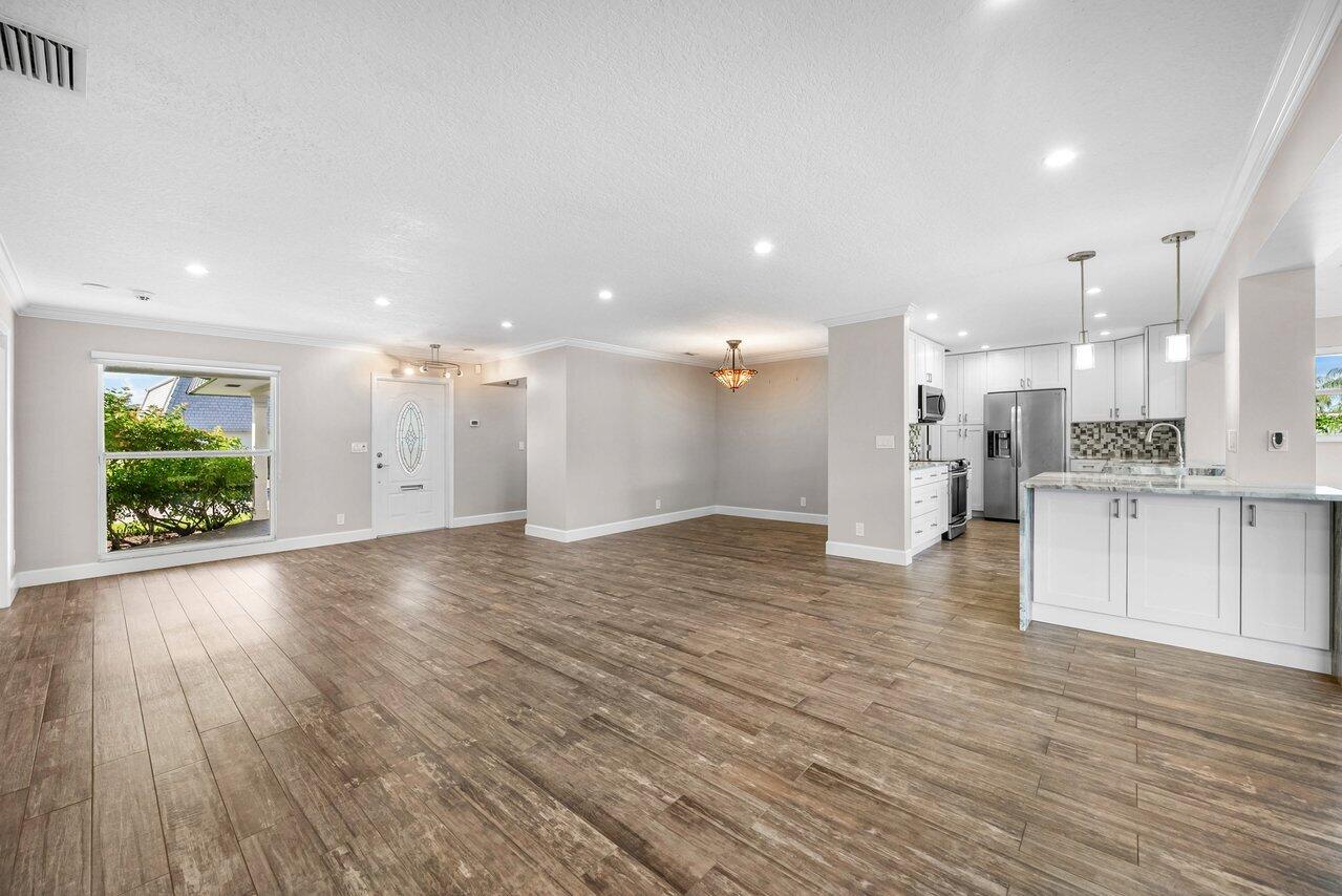 401 French Royale Circle