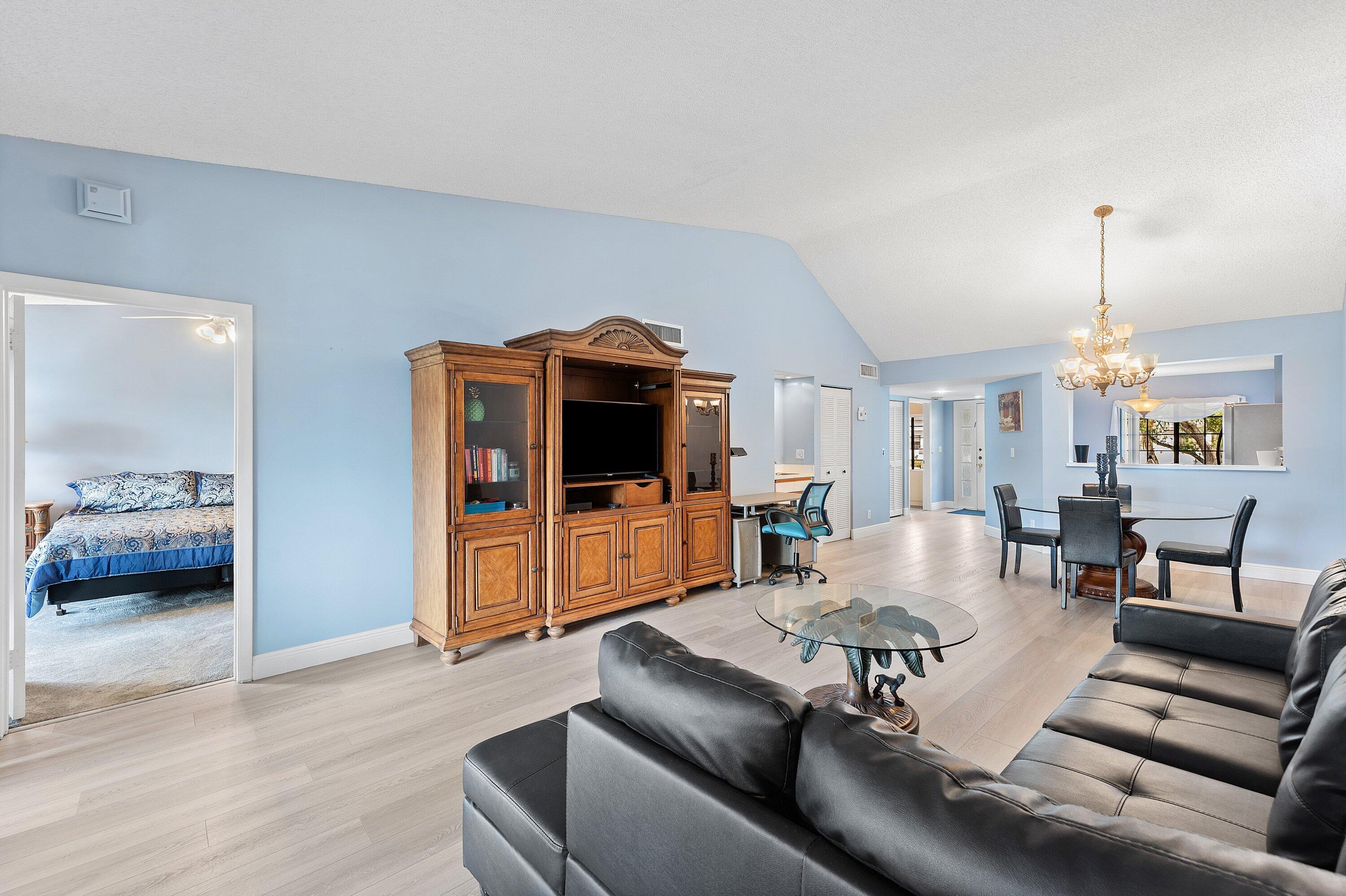 7465 N Glendevon Lane N 1207