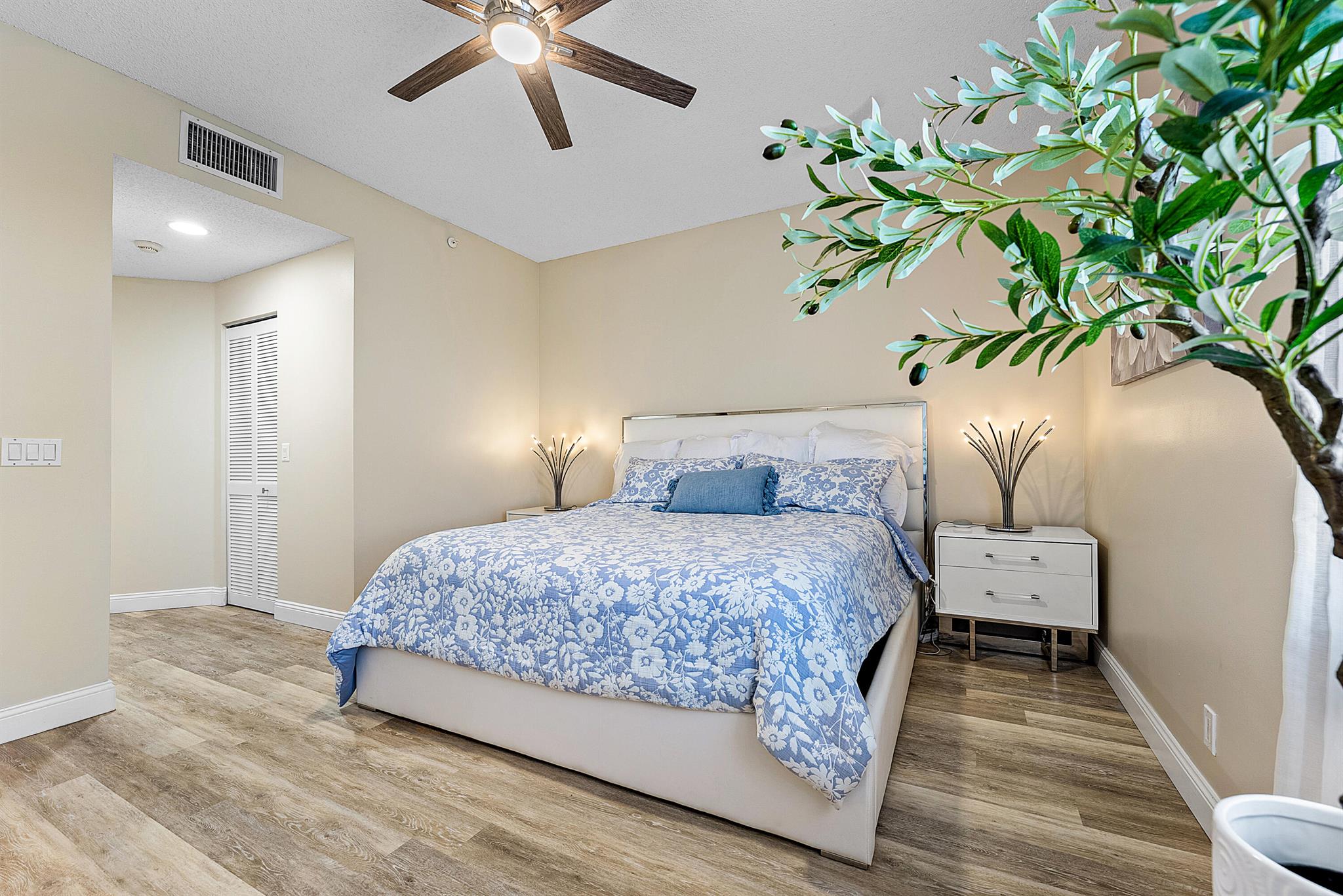 7546 La Paz Boulevard E 404