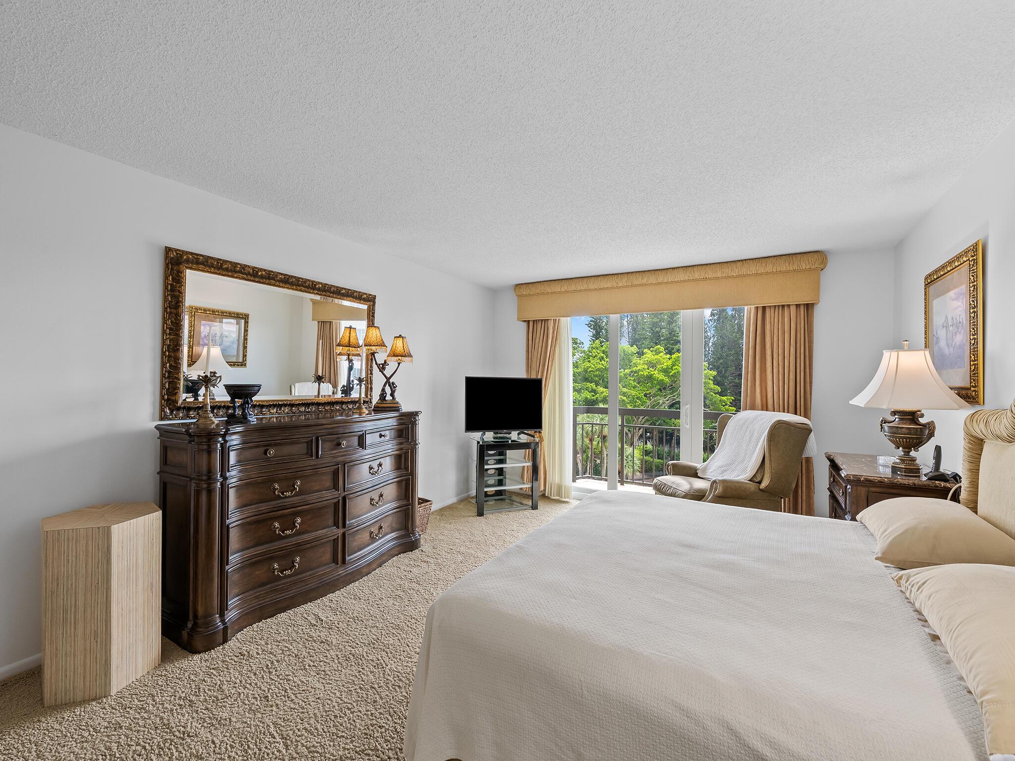 901 E Camino Real Drive 4d