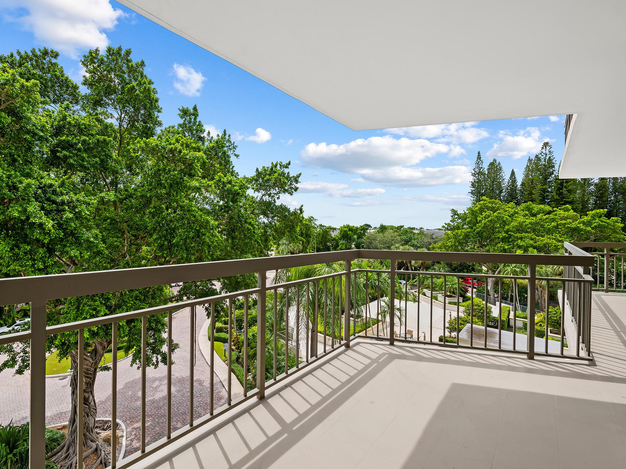 901 E Camino Real Drive 4d