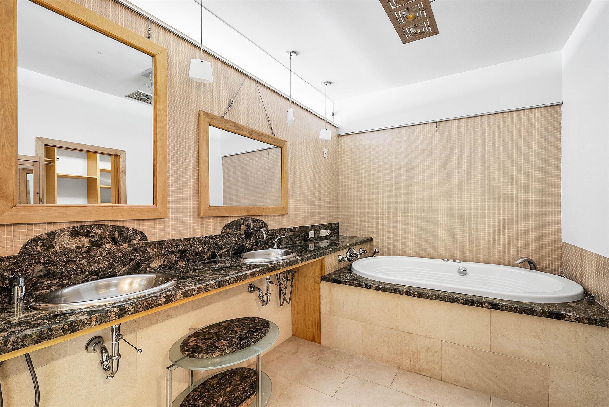 3500 Mystic Pointe Drive Ph4