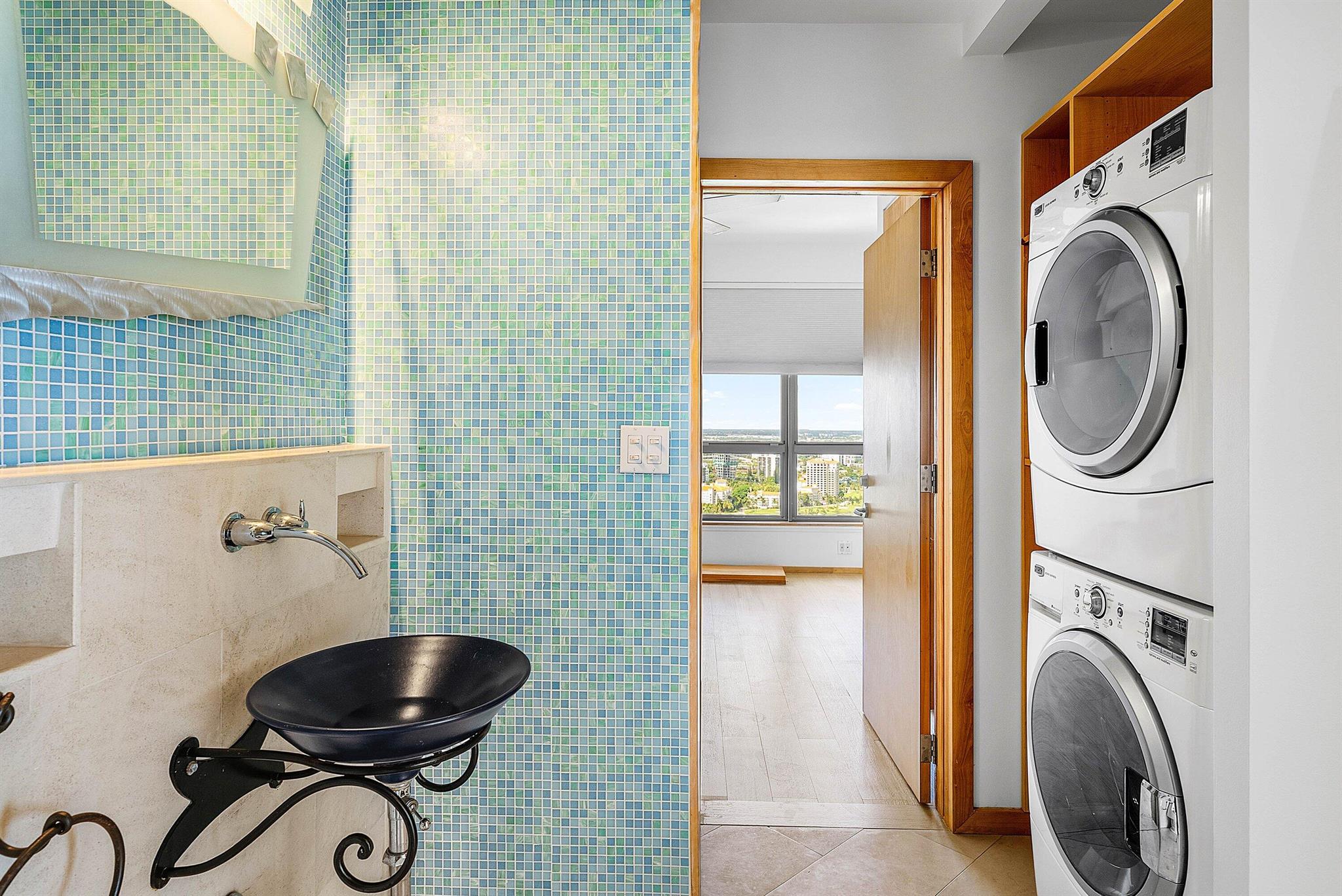 3500 Mystic Pointe Drive Ph4