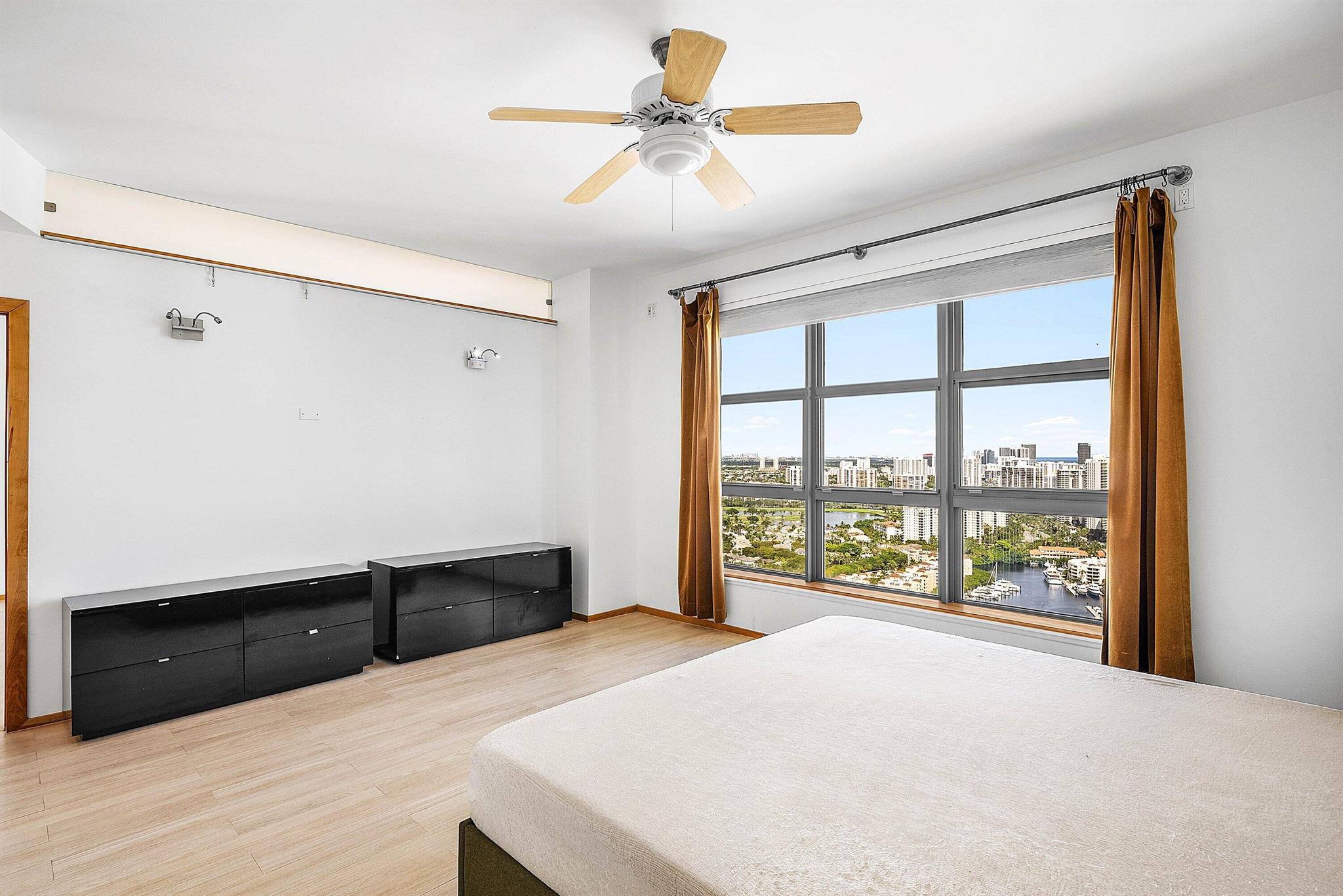 3500 Mystic Pointe Drive Ph4