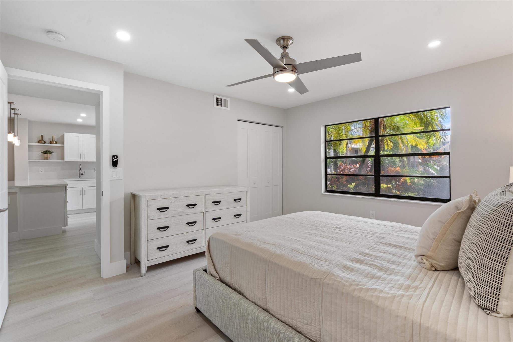 48 Stratford Lane W C