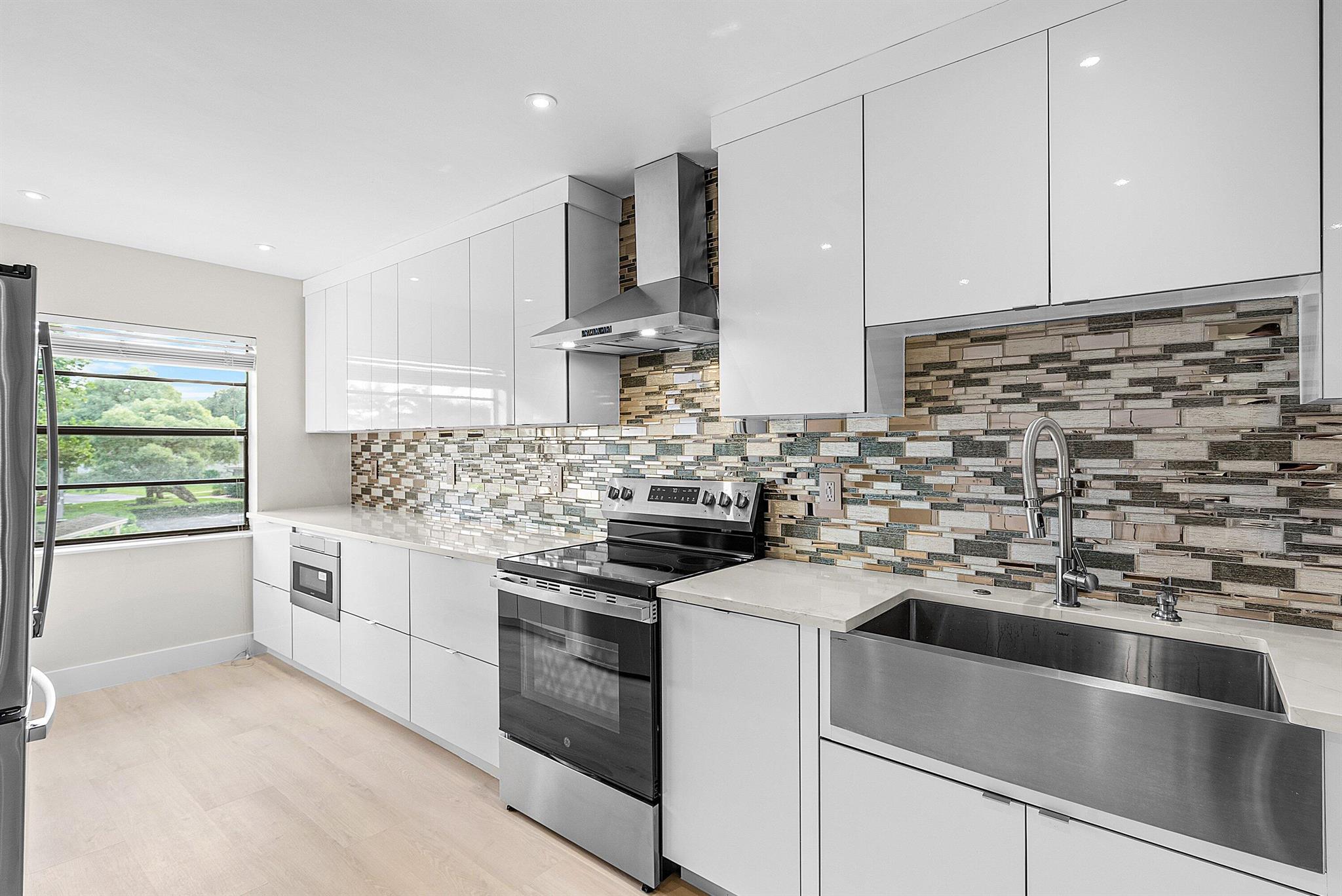 18 Stratford Drive E F