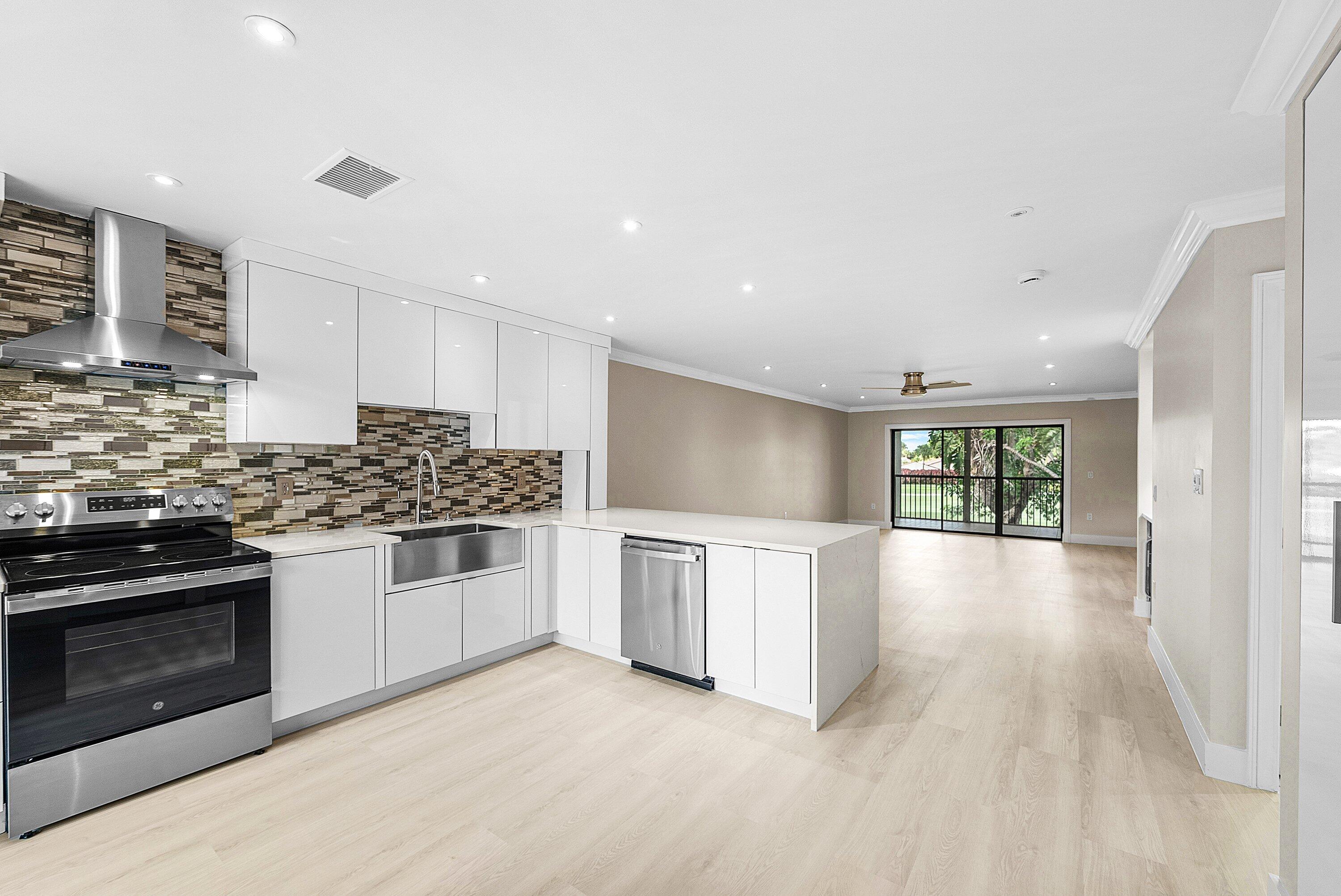 18 Stratford Drive E F