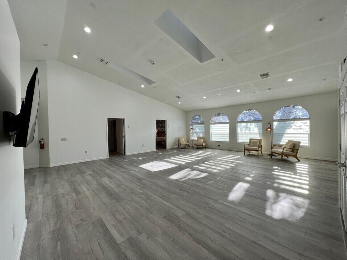 1020 N Riverside Drive