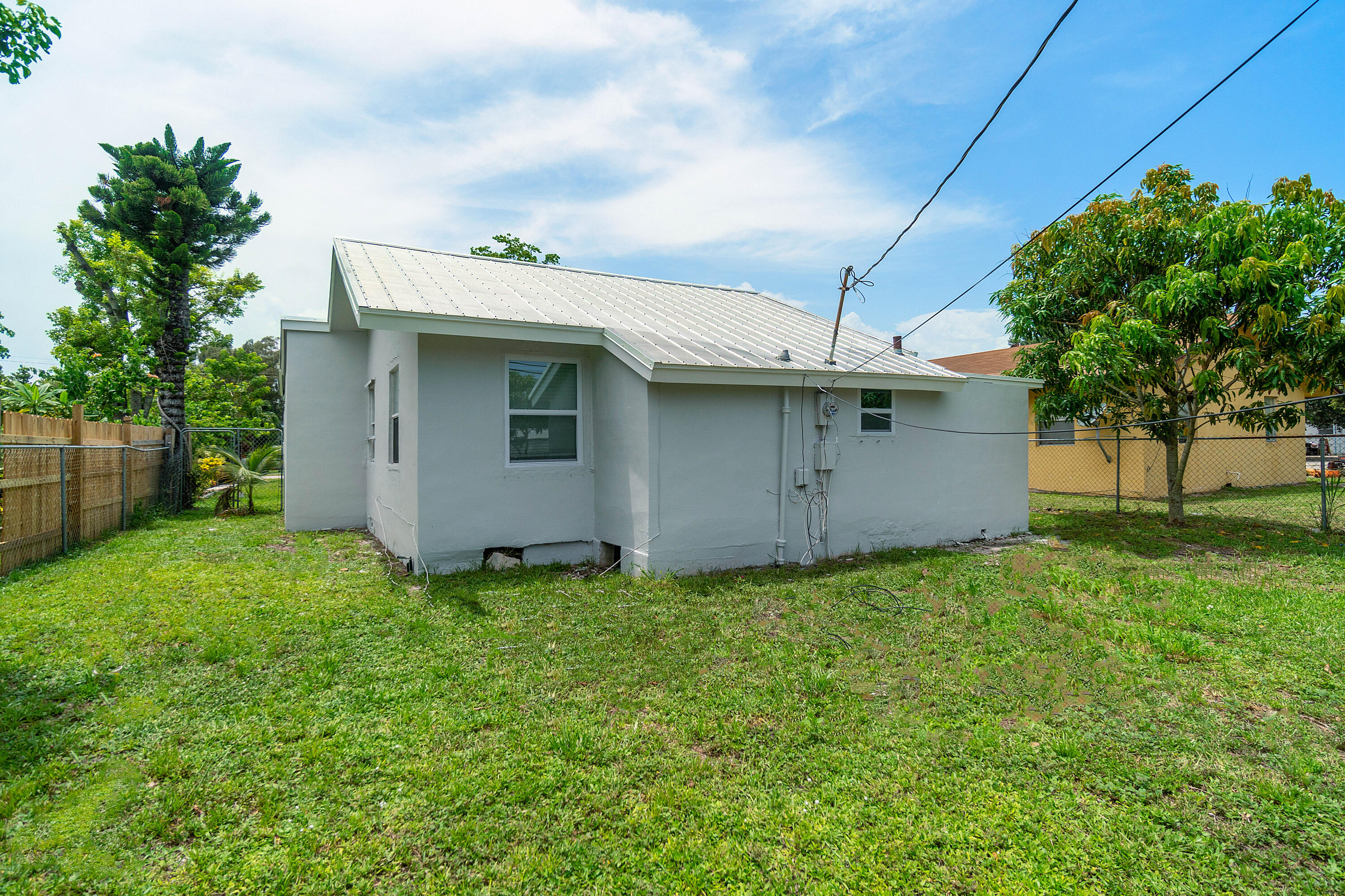 137 SW 9th Avenue