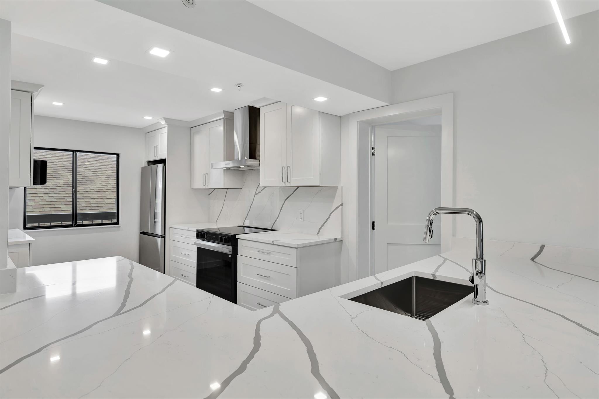 501 Seafarer Circle 204