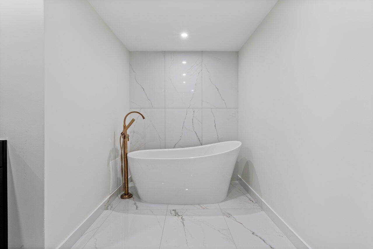 1170 Hillsboro Mile 302