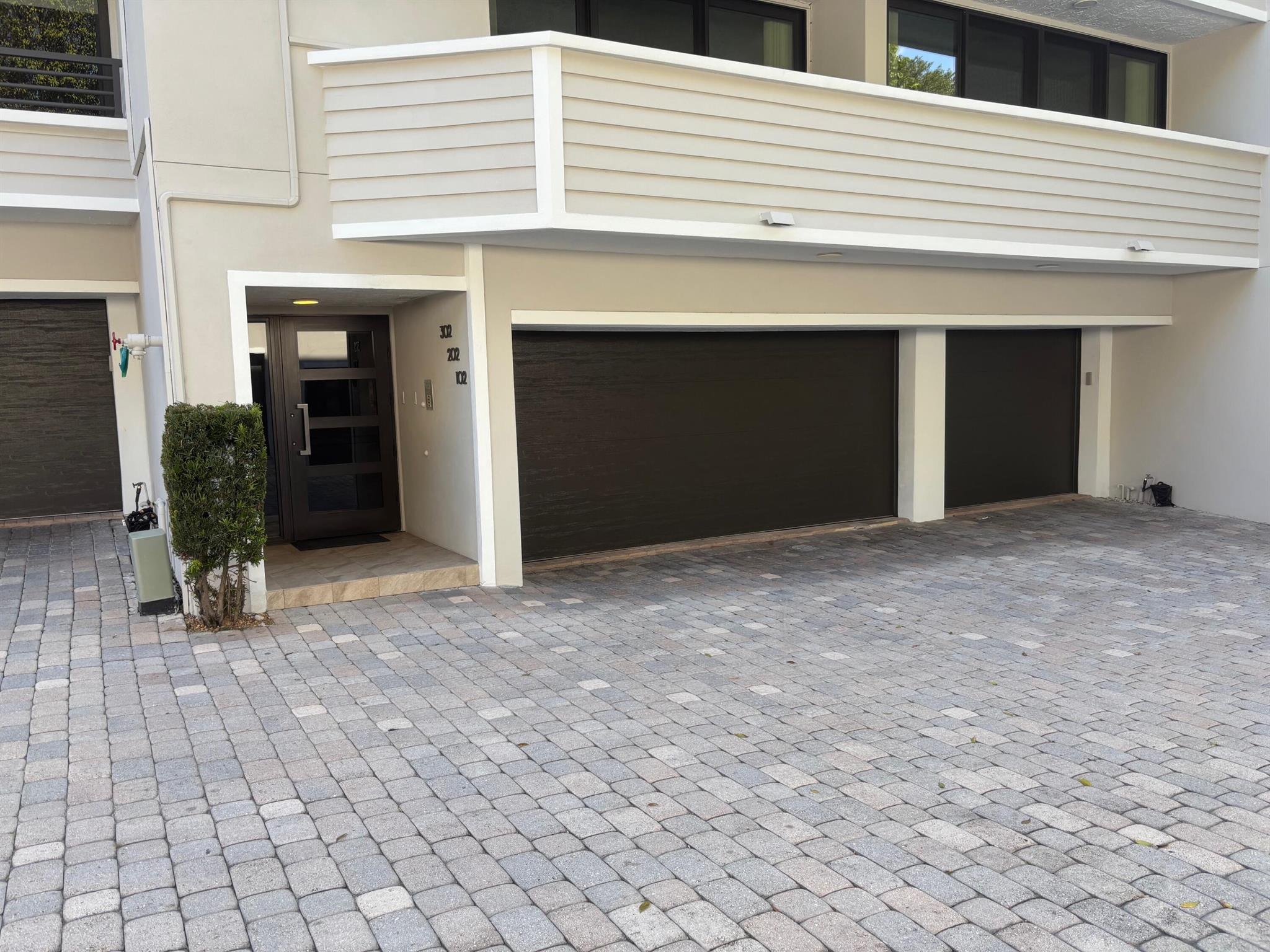 1170 Hillsboro Mile 302