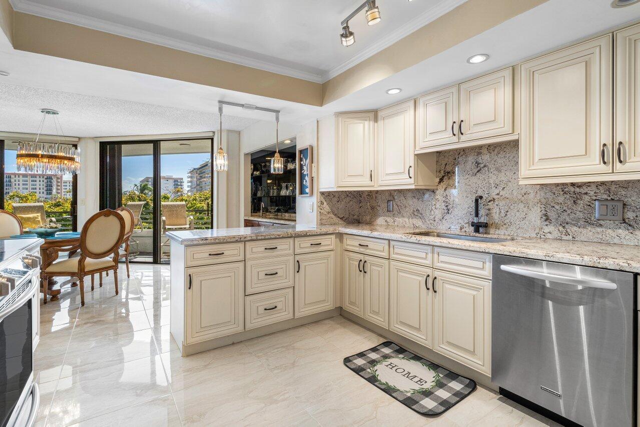 1170 Hillsboro Mile 302