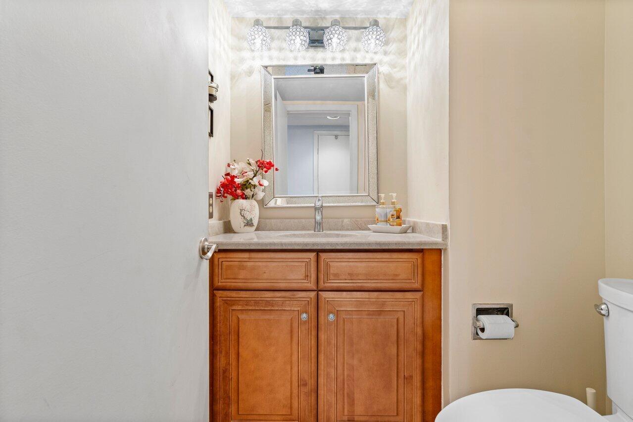 1170 Hillsboro Mile 302