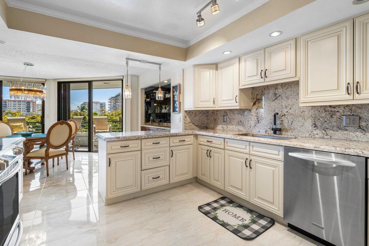 1170 Hillsboro Mile 302