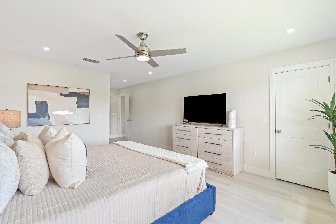 17 Stratford Drive E C