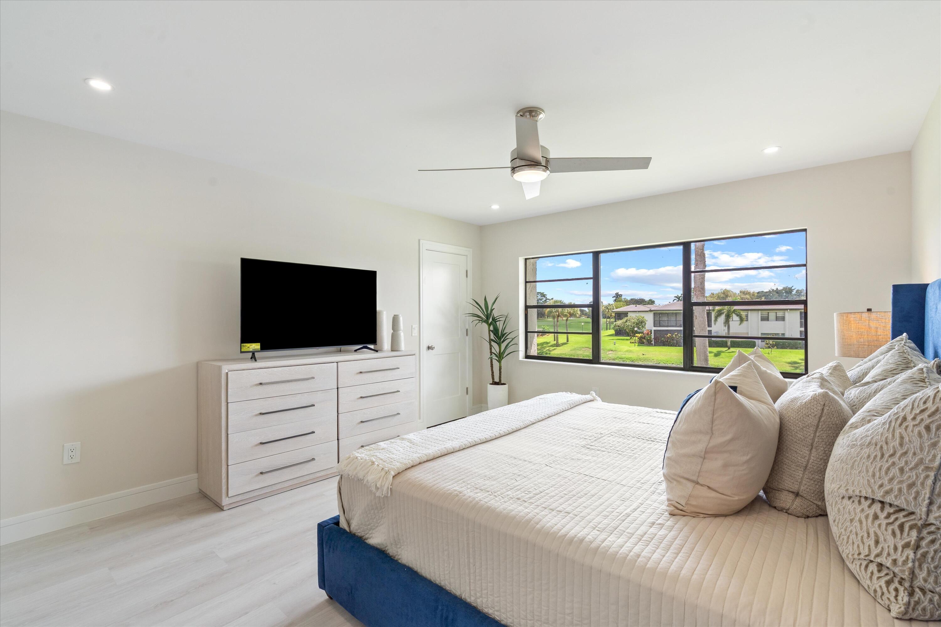 17 Stratford Drive E C