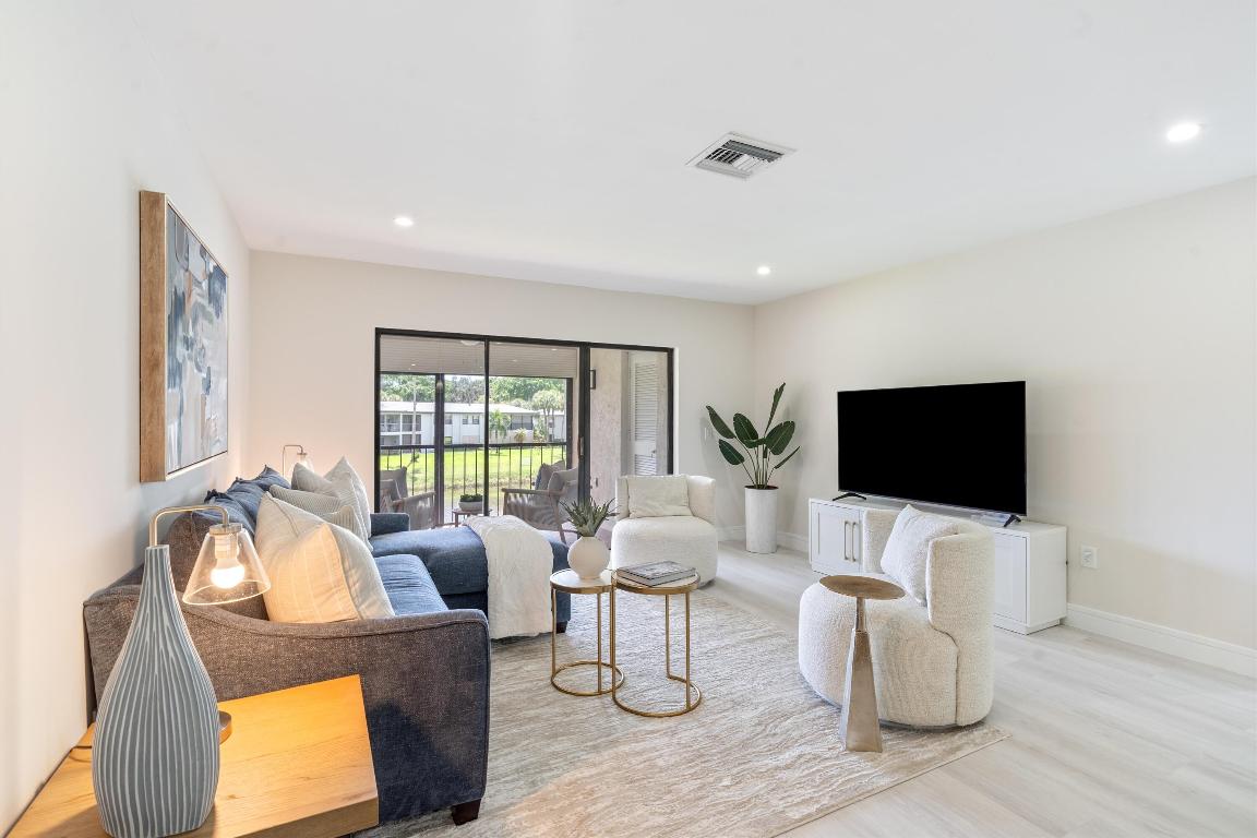 17 Stratford Drive E C