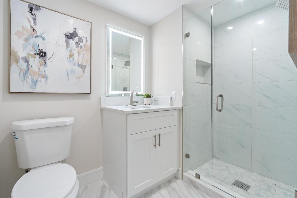 17 Stratford Drive E C