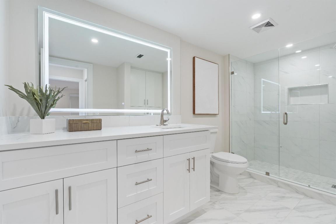 17 Stratford Drive E C