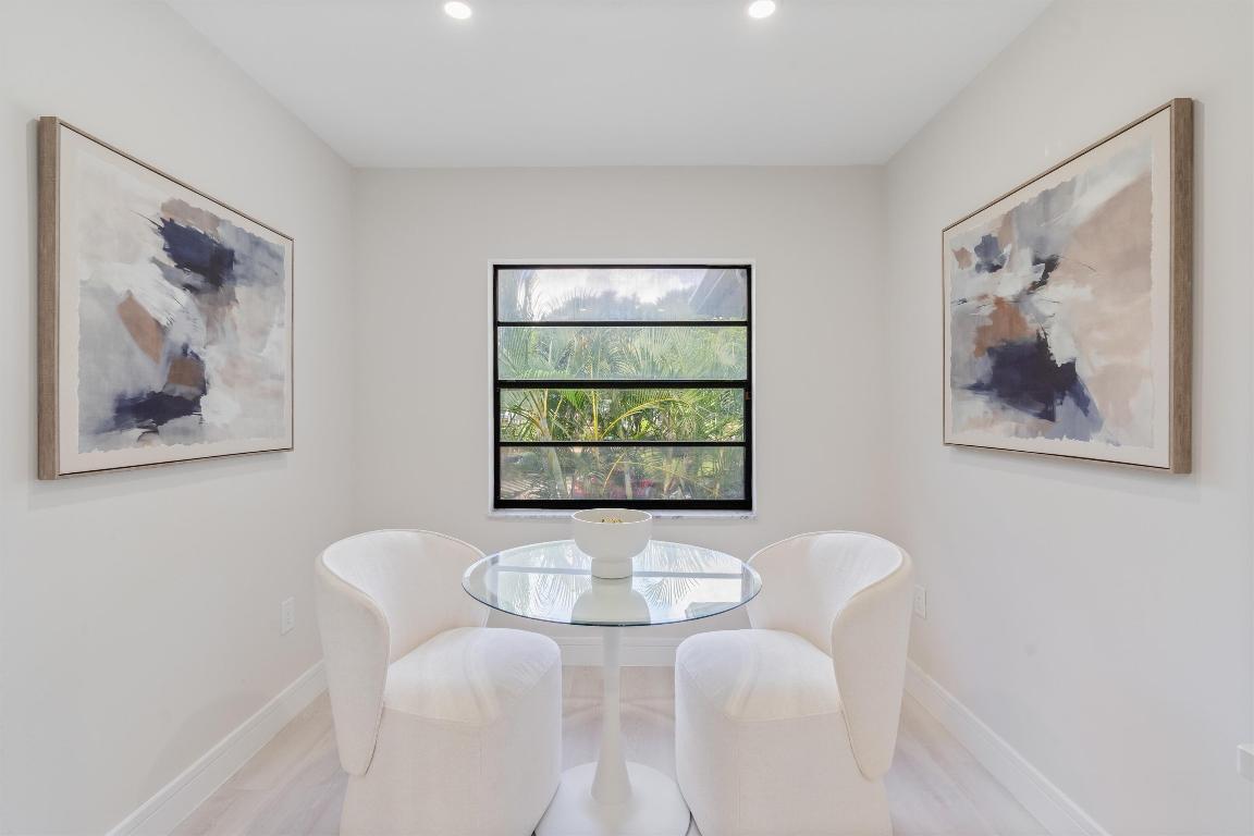 17 Stratford Drive E C