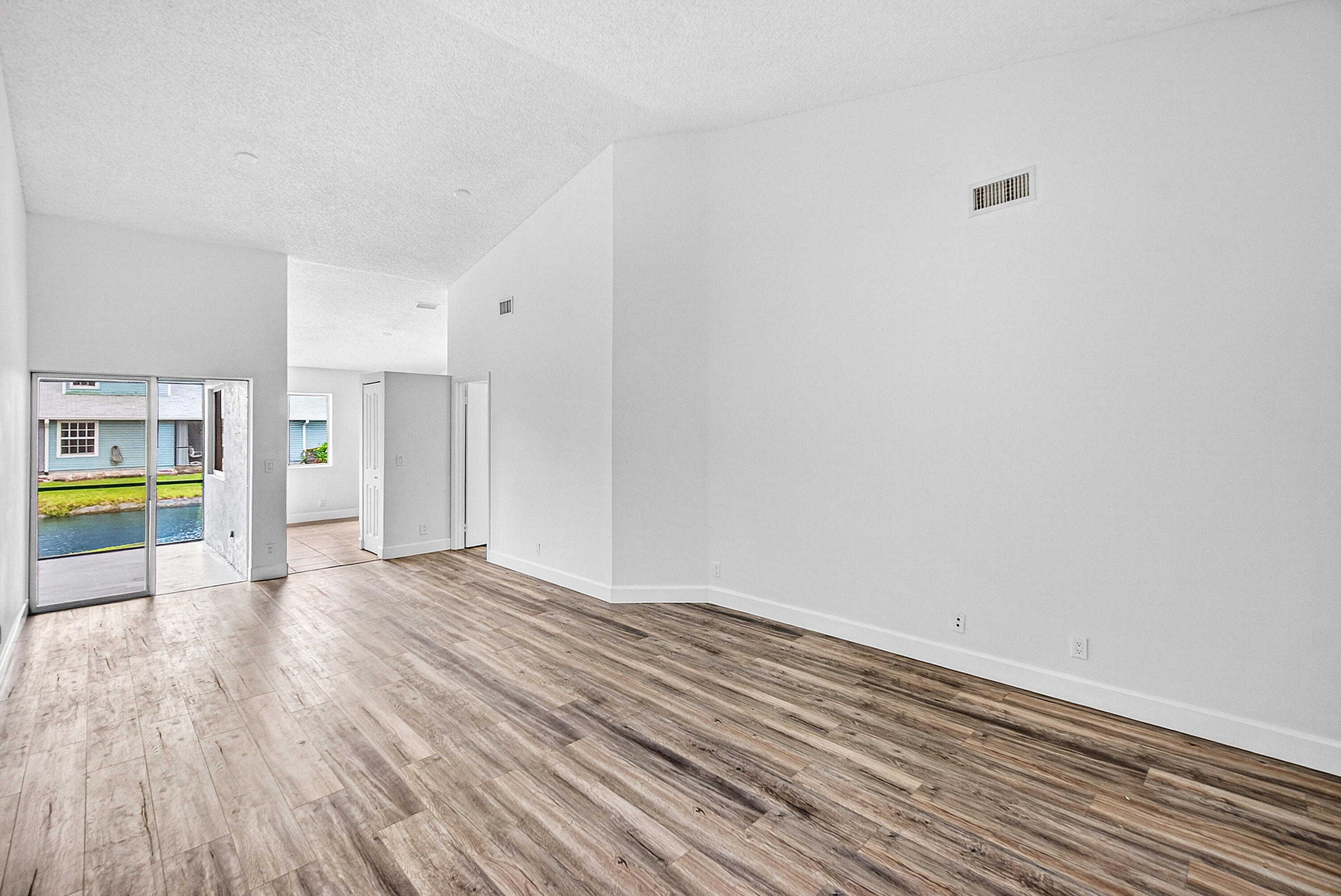 3795 Island Club Circle E 10