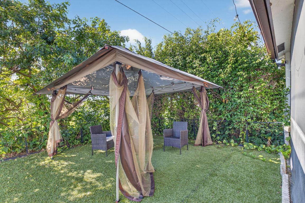 9074 Chatsworth Cascades